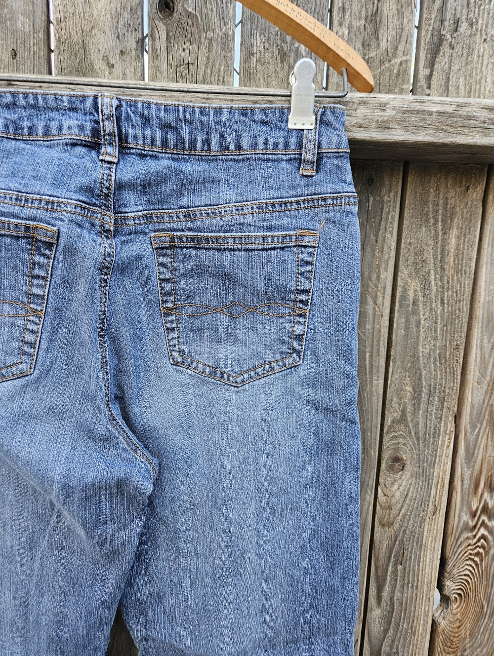 Classic Women's Blue Jeans - Comfortable Everyday Fit Size 8 - Picture 10 of 12